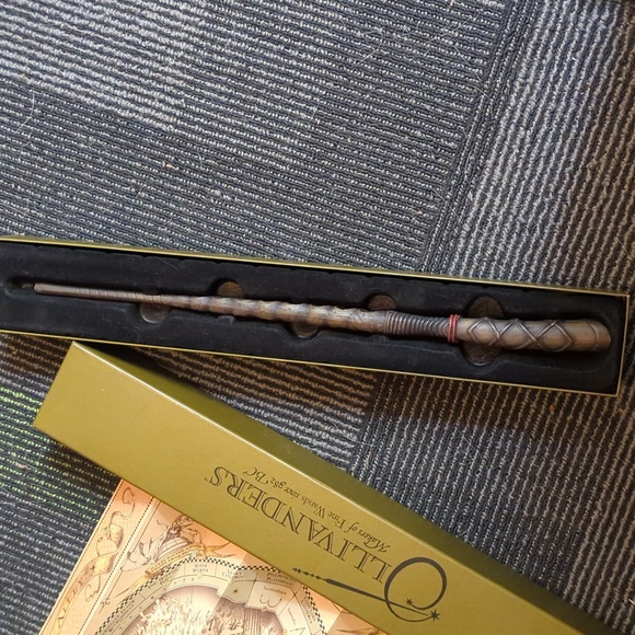 Harry Potter Ollivander's Holly Wand - Picture 2 of 3